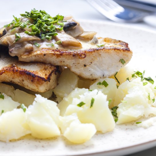 Філе риби під грибним соусом