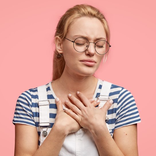 Жінка з болем у грудях