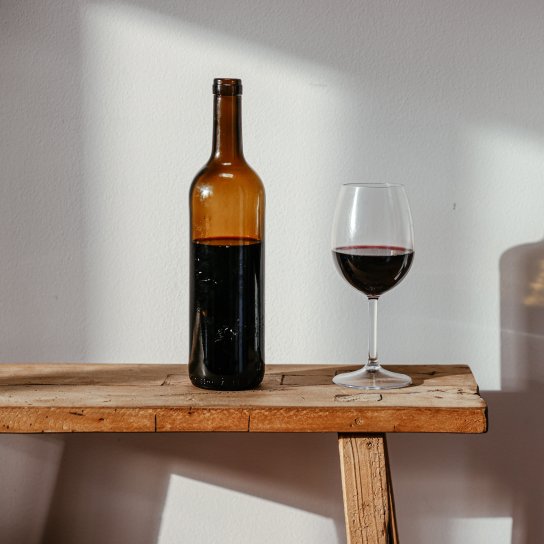 Вчені знайшли причину головного болю від червоного вина