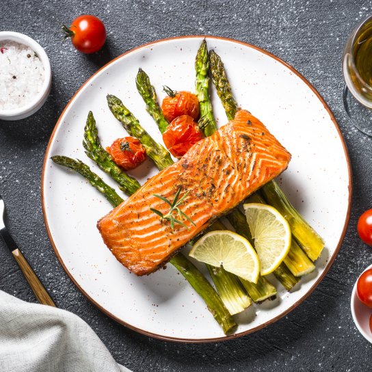 Смажений лосось з овочами