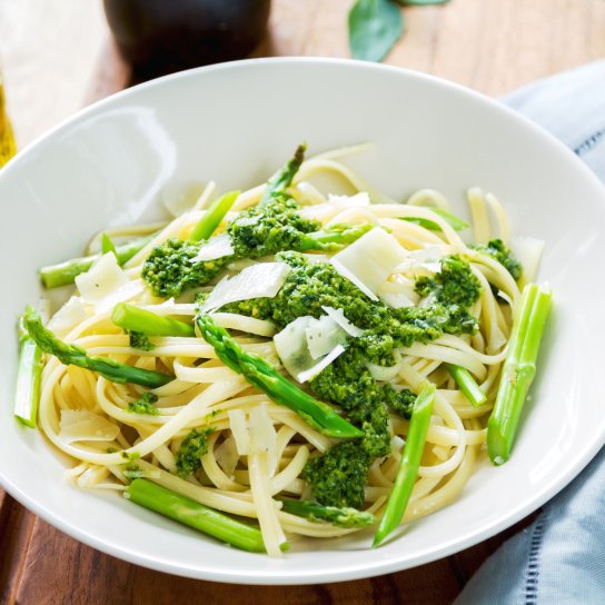 Спагеті зі спаржею під соусом