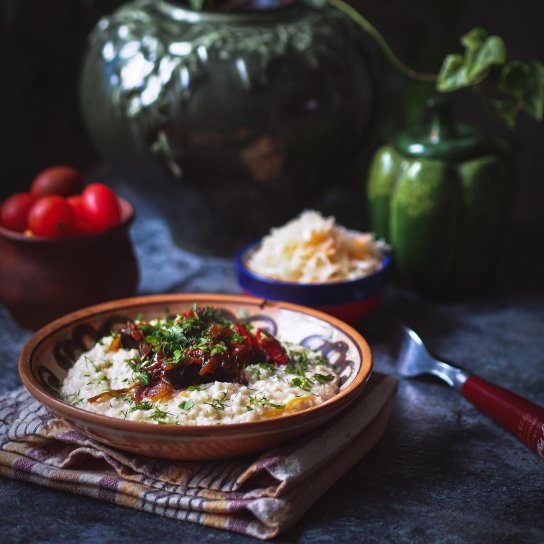 Капуста засипана з білими грибами