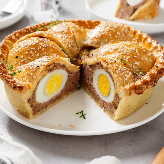 Пиріг з ковбасою і яйцями