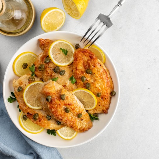 Курятина в лимонному соусі з каперсами