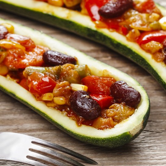 Цуккини, фаршированные фасолью и овощами