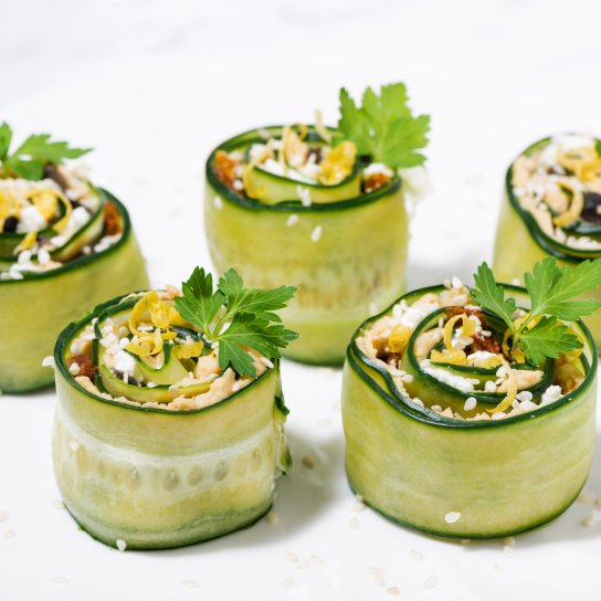 Огіркові рулетки з хумусом