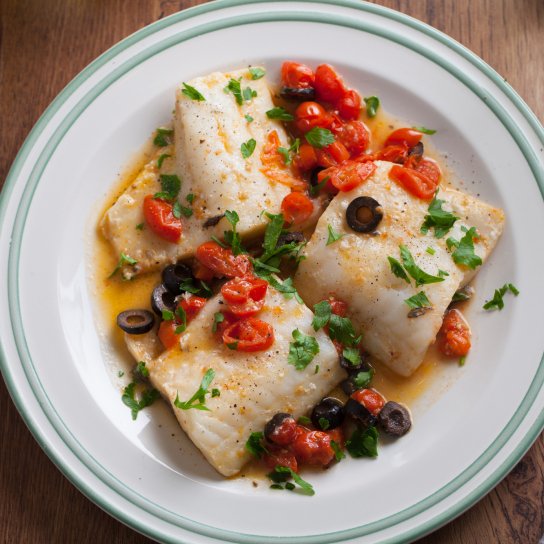 Запечена тріска з помідорами та оливками