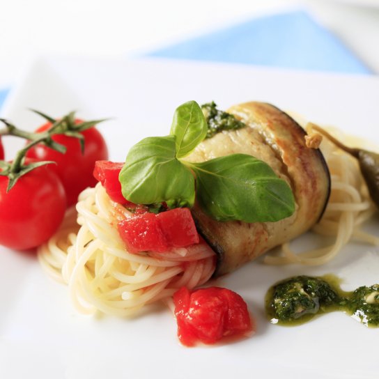 Баклажанові рулетики з макаронами