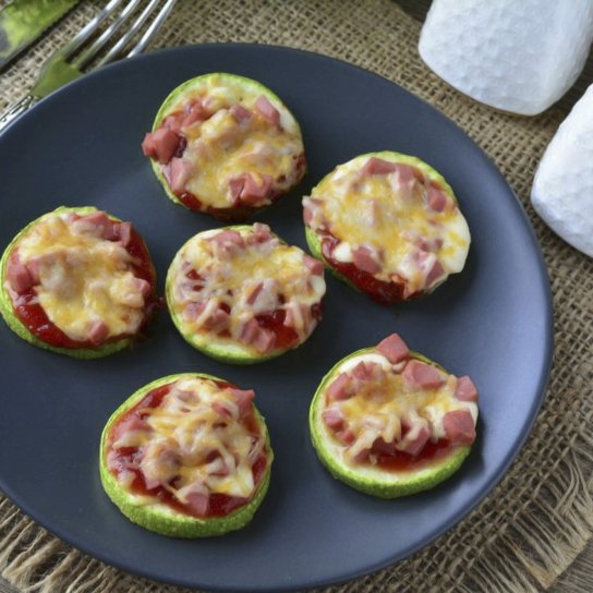 Кабачкові мініпіци, запечені у мікрохвильовці