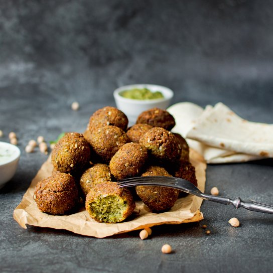 Котлетки з нута та кускуса на дерев'яній дошці