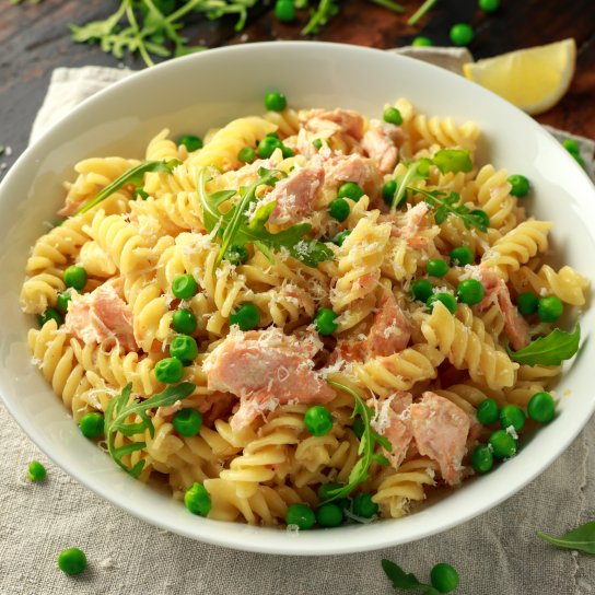 Паста з лососем, горошком і зеленню