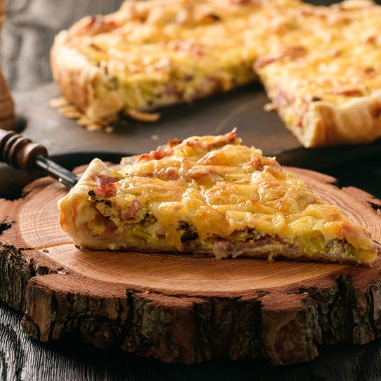 Заливной пирог с курицей и беконом