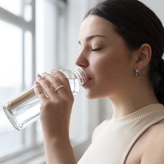 Дівчина п'є воду