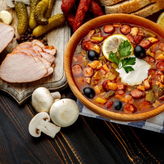 Солянка з квасолею і ковбасою