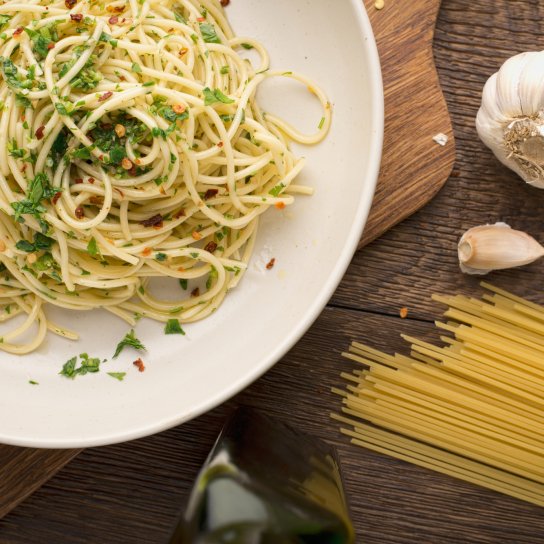 Спагеті з часником та зеленню