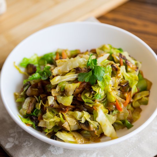 Молодая капуста, жаренная с грибами