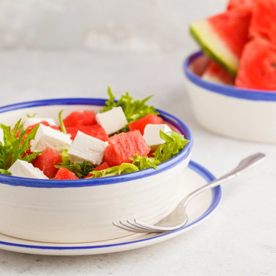 Полезный салат с арбузом, фетой и авокадо