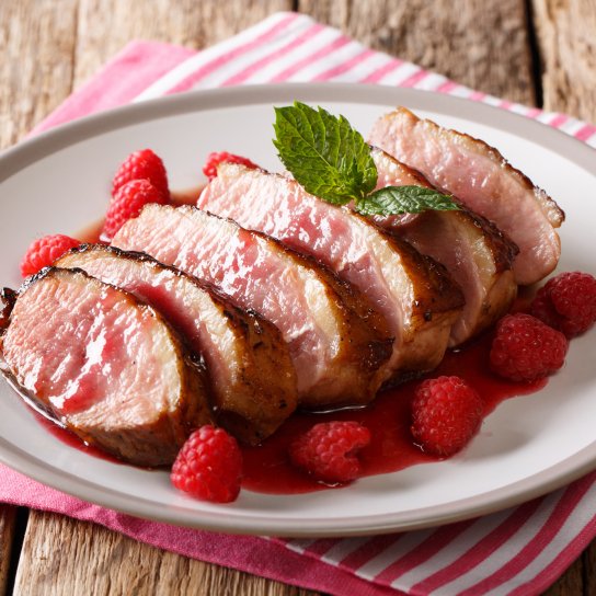 Запечена качина грудка на тарілці