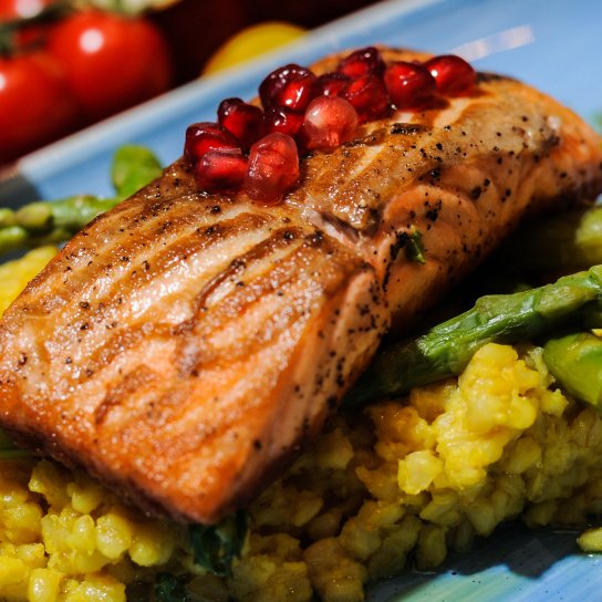 Запечений лосось з зернами гранату