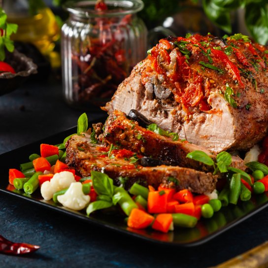 свинина, фарширована овочами