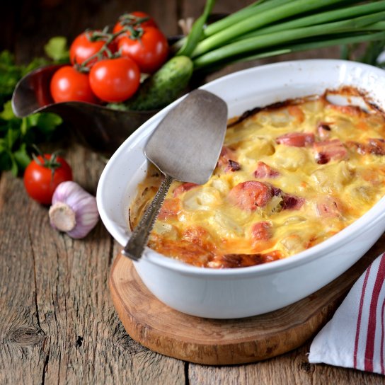 Картопляна запіканка з сосисками