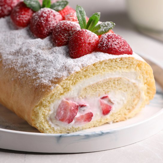 рулет з маскарпоне та свіжими ягодами