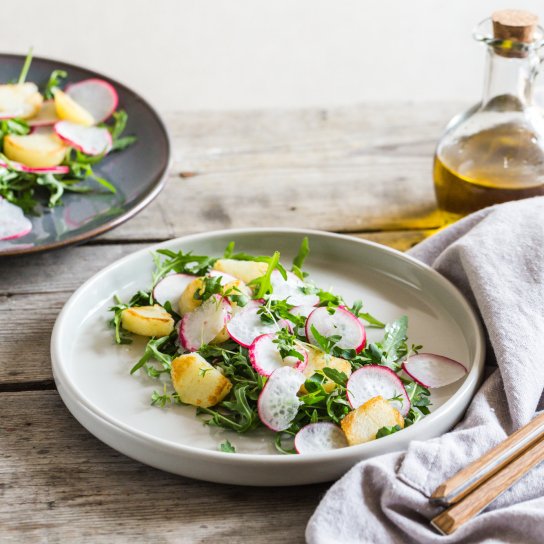 Салат з редискою, картоплею і яйцем