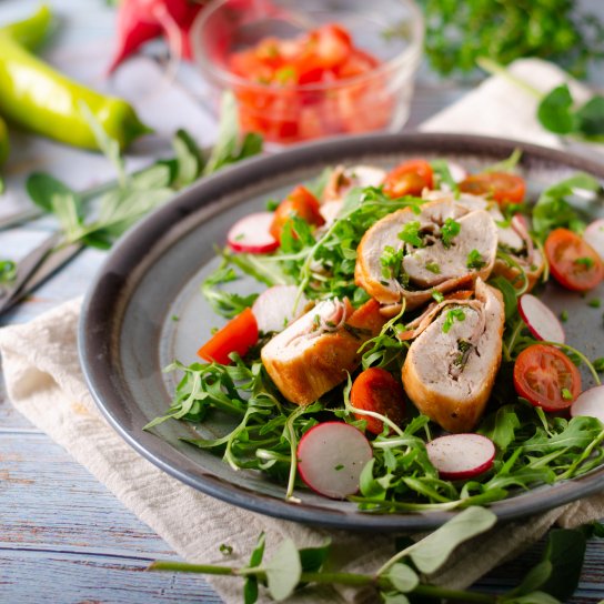 Салат з куркою, редискою і квасолею