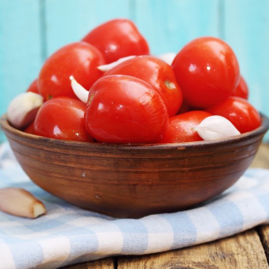 Малосольні помідори з часником