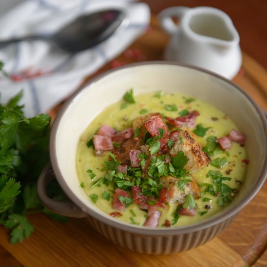 Суп із зеленого горошку з шинкою