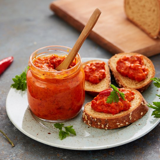 Айвар по-сербськи з баклажанами