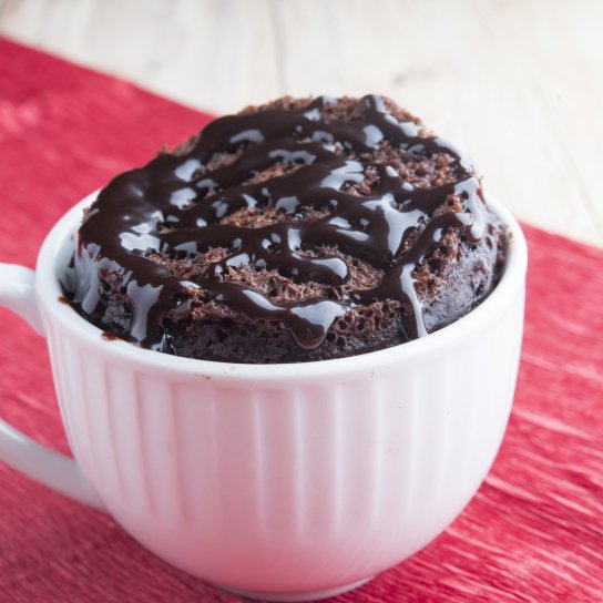 Шоколадний торт у чашці