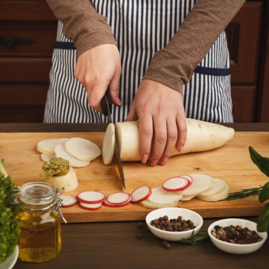 Жінка нарізає редьку