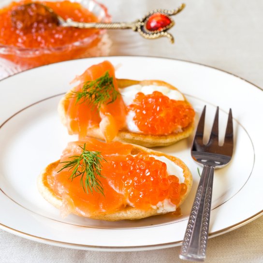 Червона ікра на оладках