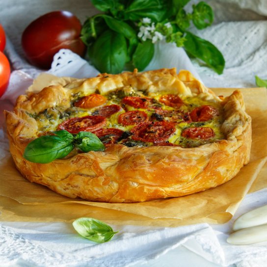 Відкритий сирно-овочевий пиріг із тістом філо