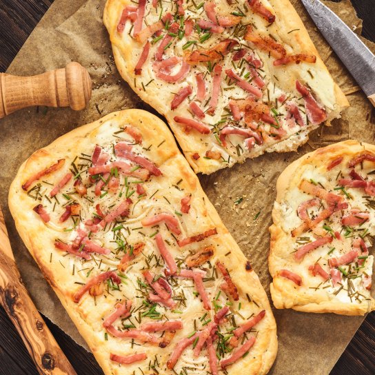 Эльзасский тарт фламбе с беконом