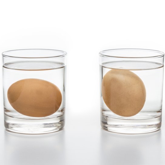 два яйця в стаканах з водою