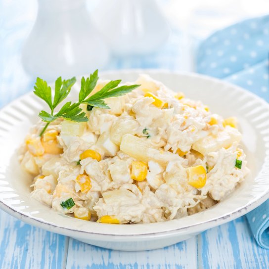 Салат з яйцем і кукурудзою