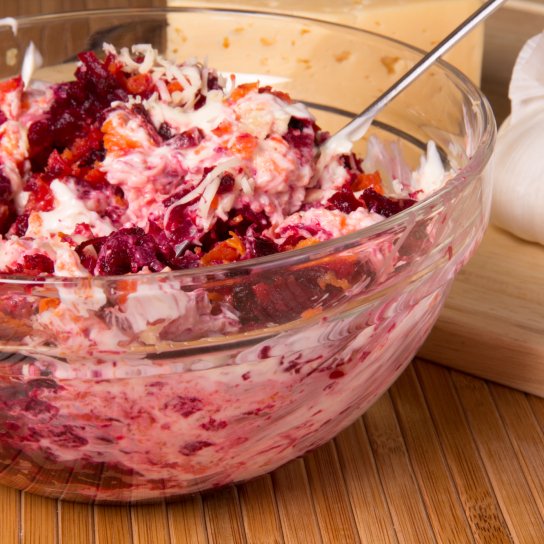 Салат з буряка, моркви та майонезу