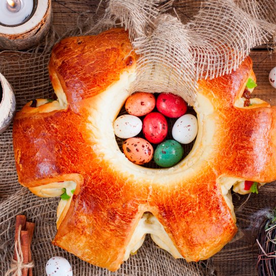 Великодній вінок з яйцями до Великодня