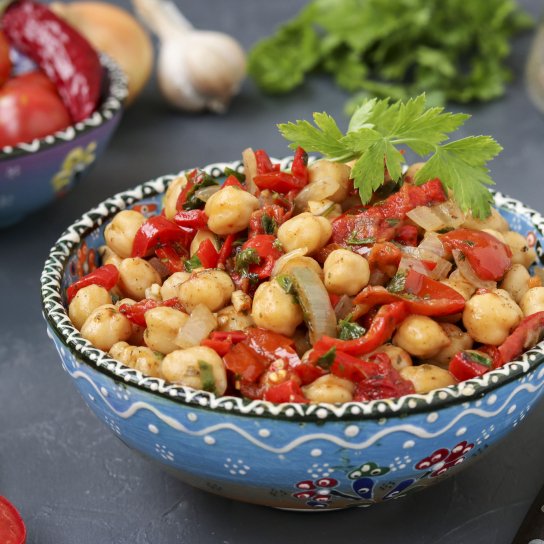 Нут із запеченими овочами та фетою