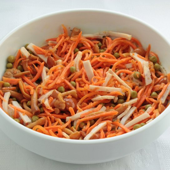 Весняний салат з молодої моркви