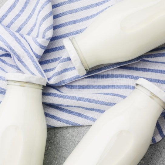 Пляшки з молоком