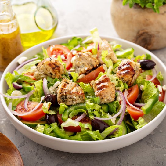 Грецький салат з сувлакі