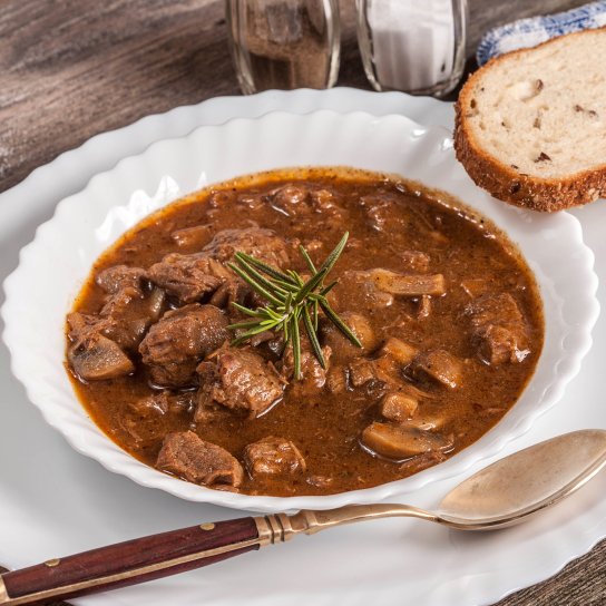 Гуляш по-бургундськи