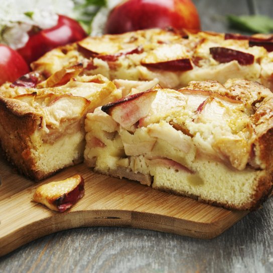 Яблочная шарлотка в мультиварке