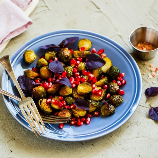 Салат з брюссельської капусти з гранатом і пармезаном