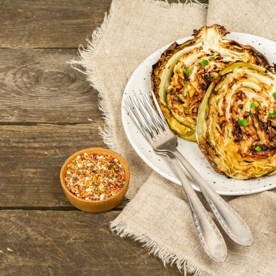 Капустяні стейки з беконом і сиром