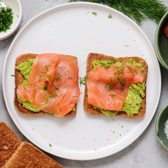 тости з авокадо і червоною рибою