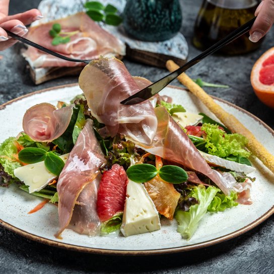 Салат з грейпфрутом та хамоном